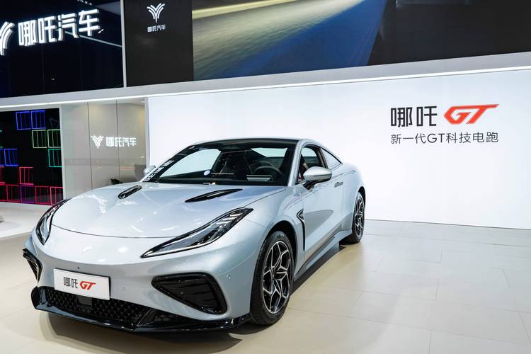 广州208哪吒汽车在智能汽车领域的表现，领途汽车在新能源汽车市场中的影响力